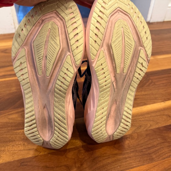 ASICS Novablast 5 (W10) - Picture 2 of 4